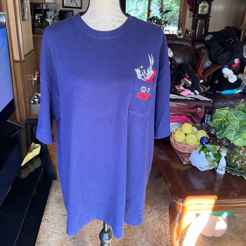 Men’s 1998 Warner Bros. Studio Store Bugs Bunny 🐰 Mr. In control pocket shirt.